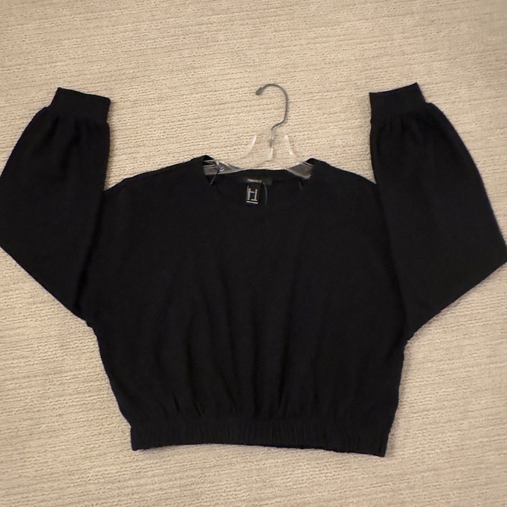 Forever 21 lightweight cropped black sweatshirt 
Size M